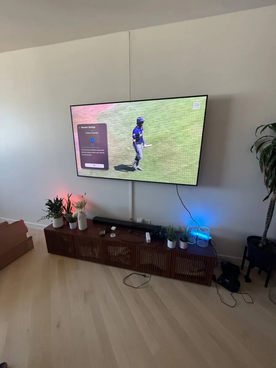 Samsung TV Wall Mount, Cables Hidden